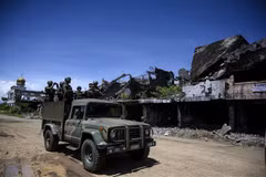 Binh sỹ Philippines tuần tra tại Marawi, Mindanao. (Ảnh: AFP/TTXVN)