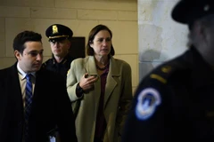 Cựu Giám đốc cao cấp phụ trách châu Âu và Nga tại Hội đồng An ninh quốc gia rời khỏi Ủy ban giám sát, đối ngoại và tình báo Hạ viện Mỹ tại Washington DC. (Ảnh: AFP/TTXVN)