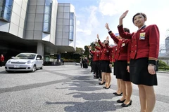 Nhân viên làm việc tại một khách sạn ở Tokyo, Nhật Bản. (Ảnh: AFP/TTXVN)