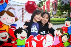 Trẻ nhỏ tham gia sân chơi tìm hiểu Công ước về Quyền trẻ em. (Ảnh: Thành Đạt/TTXVN)