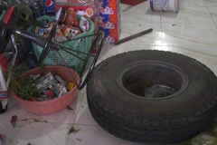 Bánh xe tải lao thẳng vào quán tạp hóa khiến nhiều người hoảng loạn. (Ảnh: Đậu Tất Thành/Vietnam+)