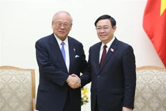 Phó Thủ tướng Vương Đình Huệ tiếp ông Takebe Tsutomu. (Ảnh: Dương Giang/TTXVN)