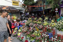Nhiều người dân chọn mua hoa tươi làm quà tặng. (Ảnh: Hiền Anh/TTXVN)