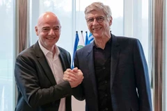 Chủ tịch FIFA Gianni Infantino và chiến lược gia kỳ cựu Arsene Wenger (phải). (Nguồn: EPA)