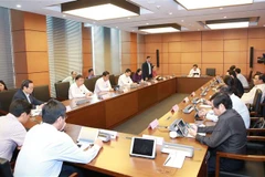 Đoàn đại biểu Quốc hội các tỉnh Lai Châu, Quảng Nam, Trà Vinh và Bình Định thảo luận ở tổ. (Ảnh: Doãn Tấn/TTXVN)