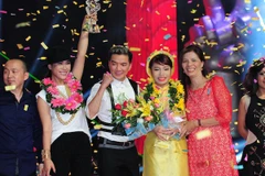 Thảo My (thứ 2 từ phải qua) là thí sinh đăng quang ngôi vị quán quân Giọng hát Việt mùa thứ 2. (Ảnh: BTC)