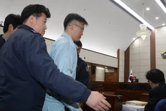 Ông Jeong Ho-seong (giữa) tại Tòa án quận trung tâm Seoul. (Nguồn: EPA/TTXVN)