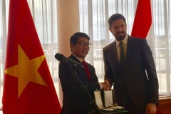 Ông Magyar Levente, Thứ trưởng thường trực Bộ Ngoại giao và Kinh tế Đối ngoại Hungary, trao Huân chương cho Đại sứ Nguyễn Thanh Tuấn. (Nguồn: Vietnam+)