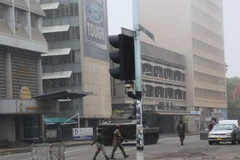 Binh sỹ tuần tra trên đường phố Harare, Zimbabwe. (Nguồn: THX/TTXVN)