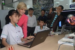 Bộ trưởng Ngoại giao và Thương mại Australia Julie Bishop tham quan các gian trưng bày tại buổi lễ. (Ảnh: Đinh Văn Nhiều/TTXVN)