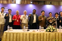 Thành viên ban tổ chức Asiad 2018 chụp ảnh lưu niệm. (Ảnh: Trần Chiến/Vietnam+)