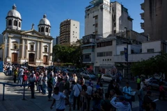 Người dân Venezuela xếp hàng chờ đổi tiền bên ngoài ngân hàng trung ương ở Caracas. (Nguồn: AFP/TTXVN)