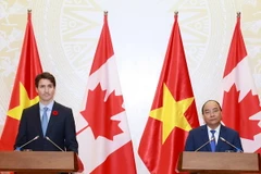 Thủ tướng Nguyễn Xuân Phúc và Thủ tướng Canada Justin Trudeau họp báo sau khi kết thúc hội đàm. (Ảnh: Thống Nhất/TTXVN)