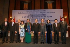 Đại sứ Lào tại Việt Nam Thongsavanh Phomvihane (thứ tư, bên phải), các lãnh đạo Đảng, Nhà nước và các đại biểu tại Lễ kỷ niệm. (Ảnh: An Đăng/TTXVN)