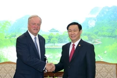 Phó Thủ tướng Vương Đình Huệ và ông David Cruiskshank, Chủ tịch Hãng kiểm toán Deloitte toàn cầu. (Nguồn: baochinhphu.vn)