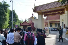 Các phóng viên tác nghiệp bên ngoài tòa án. (Ảnh: Chanh Đa-Minh Hưng/TTXVN)