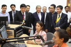 Các đại biểu tham quan các trang thiết bị Đài phát thanh tỉnh Kompong Cham. (Ảnh: Chanh Đa/TTXVN)