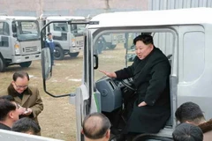 Ông Kim Jong-un (trong ảnh, giữa) phát biểu trong chuyến thị sát tổ hợp công nghiệp sản xuất ôtô Sungri Motor ở Dokchon, thuộc tỉnh Pyongan. (Nguồn: Yonhap/TTXVN)
