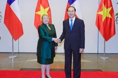 Chủ tịch nước Trần Đại Quang đón Tổng thống Michelle Bachelet Jeria. (Ảnh: Nhan Sáng/TTXVN)