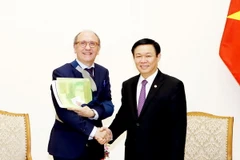 Phó Thủ tướng Chính phủ Vương Đình Huệ tiếp ông Johan Vande Lanotte, Thị trưởng Thành phố Ostend. (Ảnh: Nguyễn Dân/TTXVN)