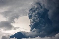 Núi lửa Agung trên đảo Bali phun tro bụi. (Nguồn: THX/TTXVN)