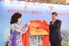 Chủ tịch Quốc hội Nguyễn Thị Kim Ngân và Tổng Bí thư, Chủ tịch Trung Quốc Tập Cận Bình thực hiện nghi thức khai trương Trung tâm Văn hóa Trung Quốc tại Hà Nội. (Ảnh: Trọng Đức/TTXVN)
