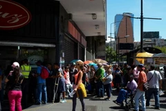 Người dân xếp hàng mua lương thực và đồ gia dụng tại siêu thị ở Caracas, Venezuela. (Nguồn: AFP/TTXVN)