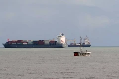 Tàu bị chìm ở cửa ngõ vào cảng Quy Nhơn. (Ảnh: Nguyên Linh/TTXVN)