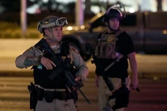 Cảnh sát tuần tra tại thành phố Las Vegas sau vụ xả súng ở Khách sạn và Sòng bạc Mandalay Bay. (Nguồn: AFP/TTXVN)