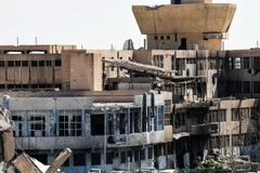 Cảnh đổ nát sau một cuộc không kích ở Raqqa. (Nguồn: AFP/TTXVN)
