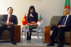 Bộ trưởng Bộ Xây dựng Phạm Hồng Hà gặp gỡ, làm việc với Bộ trưởng Bộ Công nghiệp và Mỏ Algeria Youcef Yousfi . (Ảnh: Quang Trường/TTXVN) 