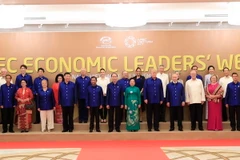 Chủ tịch nước Trần Đại Quang và Phu nhân chụp ảnh chung với Lãnh đạo các nền kinh tế thành viên APEC và Phu nhân. (Ảnh: TTXVN)