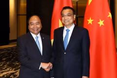 Thủ tướng Nguyễn Xuân Phúc gặp Thủ tướng Trung Quốc Lý Khắc Cường. (Ảnh: Thống Nhất/TTXVN)