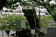 Lá chắn tên lửa PAC-3 được triển khai để đối phó với khả năng Triều Tiên phóng thử tên lửa tại Tokyo. (Nguồn: EPA/TTXVN)