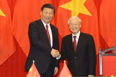 Tổng Bí thư Nguyễn Phú Trọng và Tổng Bí thư, Chủ tịch Trung Quốc Tập Cận Bình tại Lễ ký kết các văn kiện hợp tác giữa hai nước. (Ảnh: Trí Dũng/TTXVN)