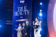 Tiểu Vy nhận giải "Pretty Lady" tại lễ trao giải "Đẹp Awards 2023," diễn ra tối qua. (Ảnh: CTV/Vietnam+)