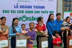 Thùy Tiên vừa nghiệm thu sân chơi tại bệnh viện, kết hợp tặng quà, học bổng cho các em thiếu nhi trong dự án mà cô đang triển khai trên toàn quốc. (Ảnh: CTV/Vietnam+)
