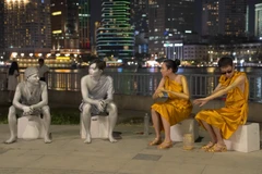 Một "nghề" mới của Thùy Tiên trong "Đu đêm." (Ảnh: CTV/Vietnam+)