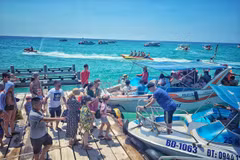 Ngành du lịch sẽ xử lý nghiêm các đối tượng đeo bám, gây phiền hà khách du lịch dịp lễ 2/9. (Ảnh minh họa: Mai Mai/Vietnam+)