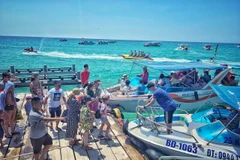 Ngành du lịch sẽ xử lý nghiêm các đối tượng đeo bám, gây phiền hà khách du lịch dịp lễ 2/9. (Ảnh minh họa: Mai Mai/Vietnam+)