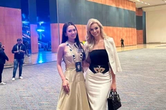 Hoa hậu Mai Phương và đương kim Miss World. (Ảnh: CTV/Vietnam+)