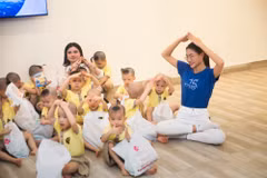 Top 2 Hoa hậu Hoàn vũ Việt Nam trao quà Tết cho các em nhỏ Mái ấm Chúc Từ. (Ảnh: CTV/Vietnam+)