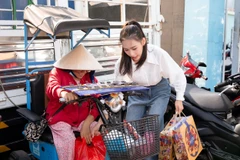 Ngọc Hằng hỗ trợ người khuyết tật có hoàn cảnh khó khăn trên địa bàn Thành phố Hồ Chí Minh. (Ảnh: CTV/Vietnam+)