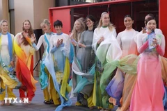 Hình ảnh các cô gái Australia chuẩn bị trình diễn áo dài Việt Nam tại sự kiện xúc tiến quảng bá du lịch hồi tháng 5/2024, tại bang New South Wales, Australia. (Ảnh: Lê Đạt/TTXVN)