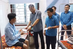 Chủ nhiệm Ủy ban Kiểm tra Tổng Liên đoàn Lao động Việt Nam Nguyễn Minh Dũng trao hỗ trợ các công nhân bị tai nạn do sạt lở đất, khi thi công Dự án đường điện 500KV mạch 3, đoạn đi qua thị xã Kỳ Anh, Hà Tĩnh. (Ảnh: TTXVN)