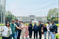 Đoàn du khách Ấn Độ tham quan Dinh Độc lập, Thành phố Hồ Chí Minh. (Ảnh: CTV/Vietnam+)