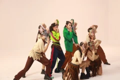 H'hen Niê cùng vũ đoàn trong MV chiến dịch “Ngừng ăn thịt thú rừng, góp thiện cho đời". (Ảnh: CTV/Vietnam+)