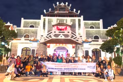 Đoàn famtrip Indonesia khảo sát điểm đến ở Đà Nẵng. (Ảnh: CTV/Vietnam+)