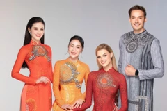Đương kim Miss World (thứ hai từ phải sang) chụp cùng Mr World - Jack Heslewood, Hoa hậu Ý Nhi và đại diện ban tổ chức Miss World Vietnam. (Ảnh: CTV/Vietnam+)