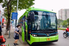 Hà Nội vừa đưa tuyến buýt điện E07 lộ trình Long Biên-Bờ Hồ-Khu đô thị Vinhomes Smart City từ 20/4. (Ảnh: CTV/Vietnam+)